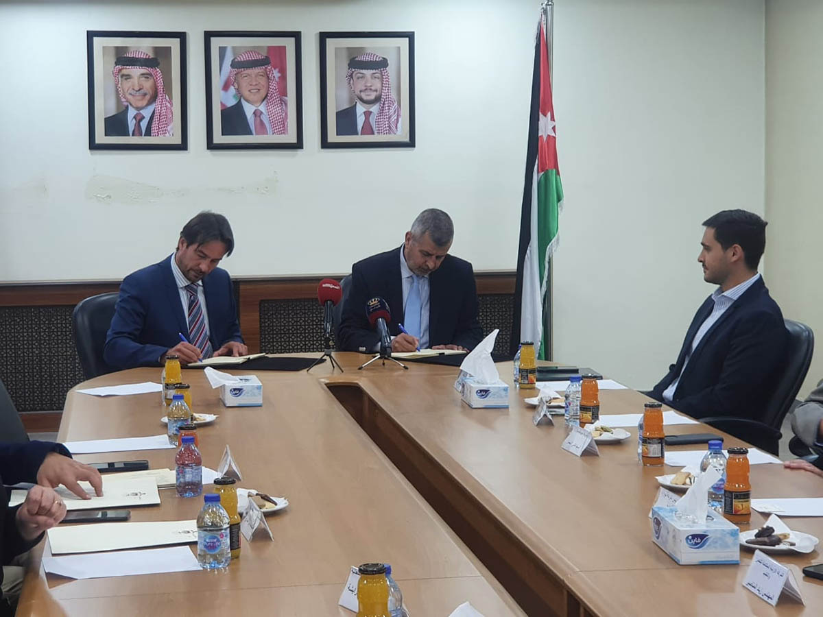 Energy Minister Saleh Kharabsheh, Vice Chairman of the Board of Directors Moin Qadada, representing the Jordanian Integrated Company, and Head of Solvest Andrei Borisov, representing the Turkish company, during the signing of the MoU on Sunday (Petra photo) 