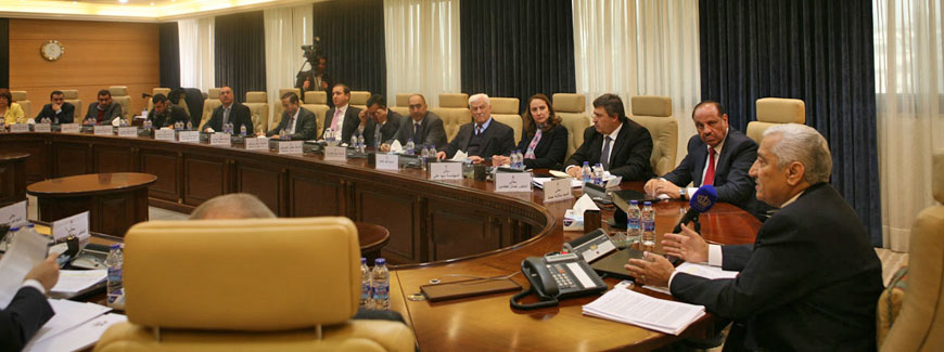 Prime Minister Abdullah Ensour meets with journalists and chief editors of local dailies at the Prime Ministry on Wednesday (Petra photo)