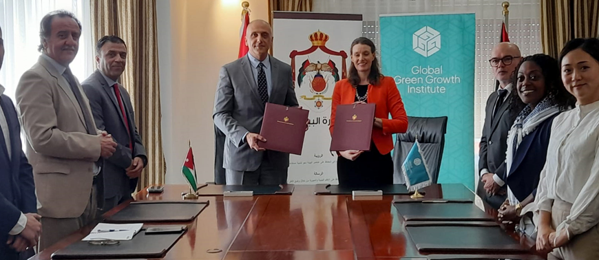 Environment Minister Muawieh Radaideh and Deputy Director-General and Head of Green Growth Planning and Implementation Division at GGGI, Helena McLeod, during a signing ceremony on Tuesday (Petra photo)