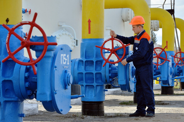 An employee turning a valve of a gas installation during a training exercise for handling emergencies at a gas-pumping station on the gas pipeline in the small town Boyarka in the Kyiv region, Ukraine, April 22, 2015 (AFP photo)