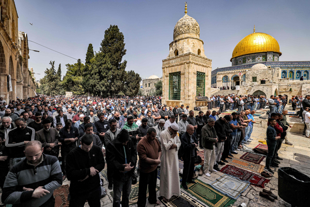 Muslim worshippers pray outside the Dome of the Rock at Al Aqsa Mosque compound in the Old City of Jerusalem on the third Friday noon prayer during the Muslim holy fasting month of Ramadan (AFP photo)