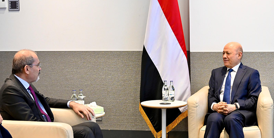 During a meeting with Chairman of Yemen's Presidential Leadership Council Rashad Al Alimi, Deputy Prime Minister and Foreign Minister Ayman Safadi reiterates Jordan's unwavering support for the legitimate government of Yemen (Petra photo)