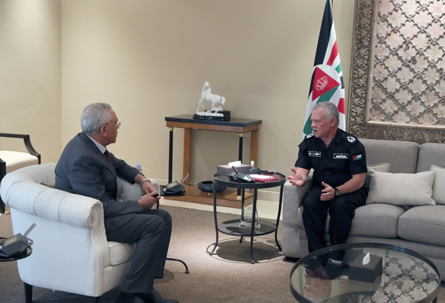His Majesty King Abdullah meets with Algeria's Justice Minister Abdul Rashid Tabbi on Thursday (Photo courtesy of Royal Court)
