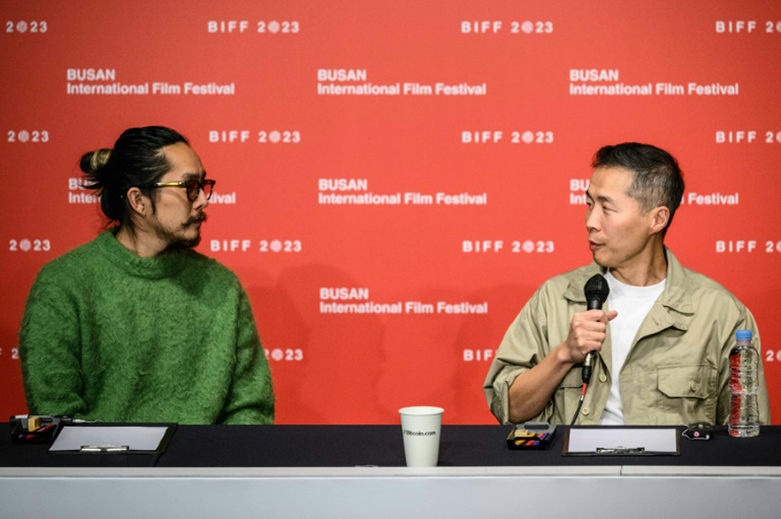 Minari’ director Lee Isaac Chung (right) makes a point Friday as fellow film maker Justin Chon looks on (AFP photo)