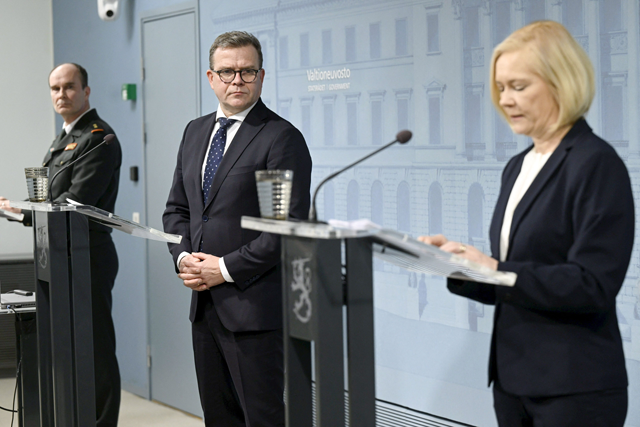 Finnish Prime Minister Petteri Orpo (centre) and Head of the Border and Coast Guard Division, Major General Matti Sarasmaa (left) listen as Finnish Interior Minister Mari Rantanen addresses a press conference in Helsinki, Finland, on Tuesday  (AFP photo)