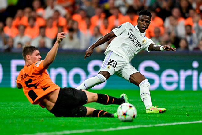 Real Madrid’s Brazilian forward Vinicius Junior vies with Shakhtar Donetsk Ukranian defender Valeriy Bondar (left) during the UEFA Champions League 1st round day 3 group F football match between Real Madrid and Shakhtar Donetsk, at the Santiago Bernabeu Stadium in Madrid, on Wednesday  (AFP photo)