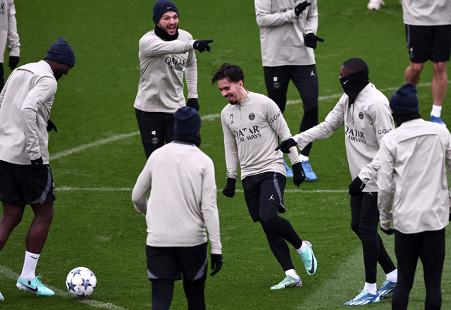 Paris Saint-Germain’s Portuguese midfielder #17 Vitinha (centre) attends a training session in Poissy, west of Paris, on Monday, on the eve of the UEFA Champions League football match against Newcastle (AFP photo)