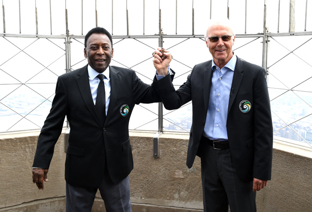 New York Cosmos soccer legends Pele (left) and Franz Beckenbauer pose at the Empire State Building April 17, 2015  (AFP photo)