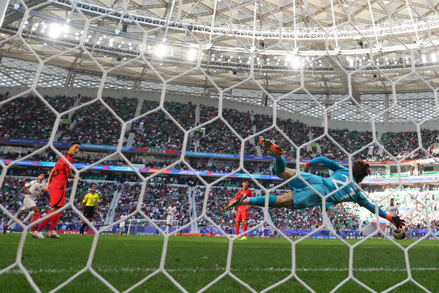 South Korea’s goalkeeper #21 Jo Hyeon-woo leaps while attempting to save a goal scored by Jordan’s forward #11 Yazan Al Naimat during the Qatar 2023 AFC Asian Cup Group E football match between Jordan and South Korea at the Al Thumama Stadium in Doha on Saturday (AFP photo)