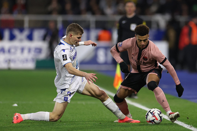 Auxerre's French defender #26 Paul Joly (left) fights for the ball with Paris Saint-Germain's French midfielder #14 Desire Doue during the French L1 football match between AJ Auxerre and Paris Saint-Germain (PSG) at Stade de l'Abbe-Deschamps in Auxerre, central France on Saturday (AFP photo)