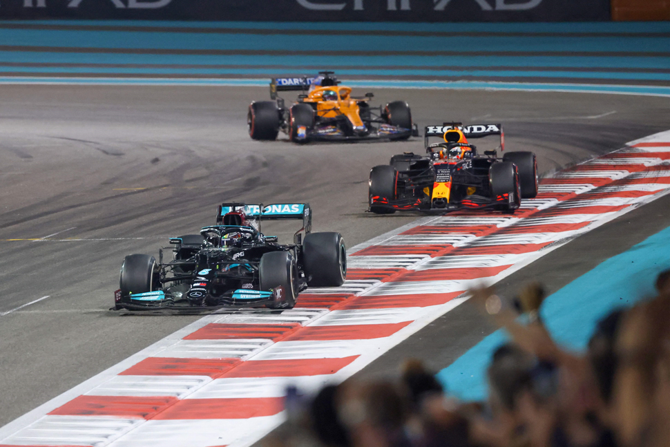 Mercedes’ British driver Lewis Hamilton 2021 (front) is followed by Red Bull’s Dutch driver Max Verstappen at the Yas Marina Circuit during the Abu Dhabi Formula One Grand Prix on Sunday (AFP photo)
