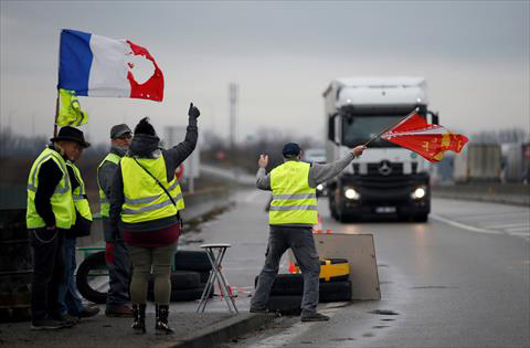 Protesters wearing yellow vests, the symbol of a French drivers' protest against higher diesel fuel prices, occupy a roundabout in Roppenheim, France, on Thursday (Reuters photo)