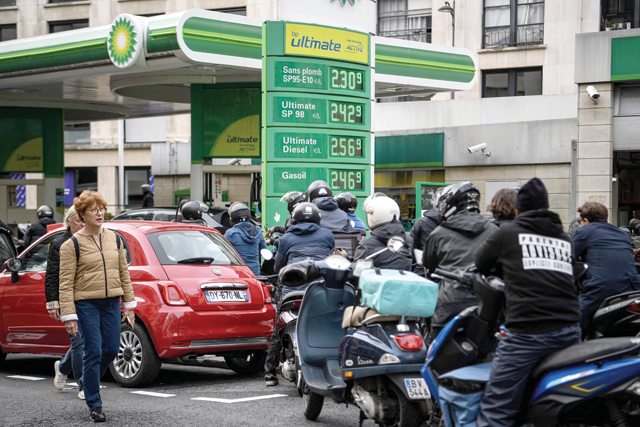 Motorists wait in lines at a gas station in Paris on Saturday (AFP photo)