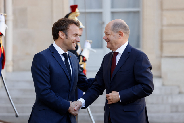 France’s President Emmanuel Macron welcomes German Chancellor Olaf Scholz upon his arrival for a lunch at the presidential Elysee Palace in Paris on Wednesday (AFP photo)