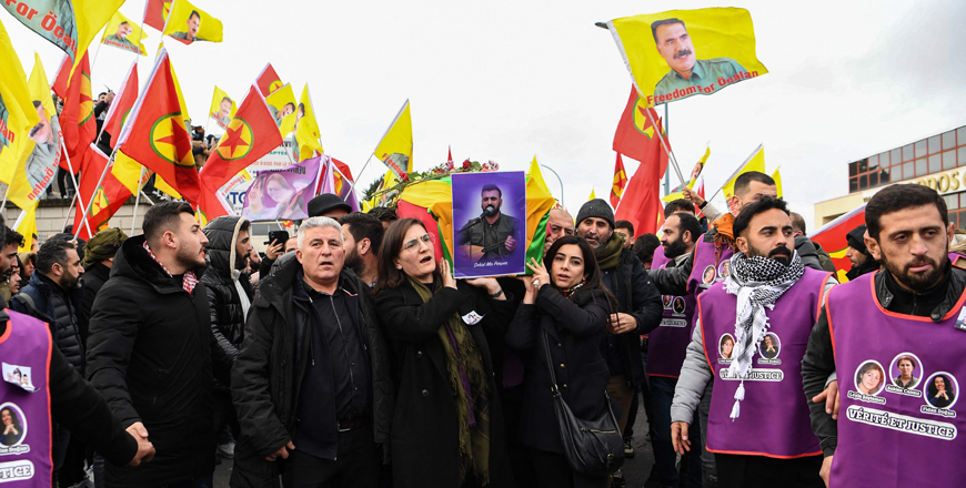 Members of the Kurdish community carry the flag-drapped coffin of  the three Enghien Street shooting victims during a funeral service, in Paris' northern suburb of Villiers-le-Bel, on Tuesday (AFP photo)