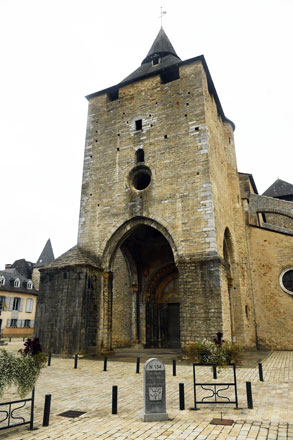 This photo taken on Monday shows the facade of the  Sainte-Marie cathedral in Oloron-Sainte-Marie, near Pau, south-western France, after a robbery (AFP photo)