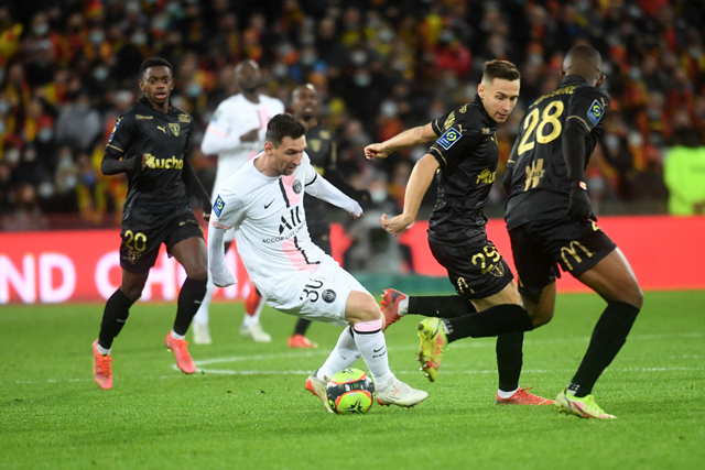 Paris Saint-Germain's Argentinian forward Lionel Messi runs with the ball in front of Lens' Malian defender Cheick Doucoure and Lens' Polish midfielder Przemyslaw Frankowski (2ndR), during the French L1 football match between RC Lens and Paris Saint-Germain (PSG) at Stade Bollaert-Delelis in Lens, northern France, on Saturday (AFP photo)