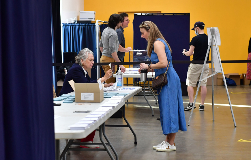 French citizens arrive to cast their vote for the 2022 French presidential elections at the French-American School in Burbank, California, on Saturday (AFP photo)