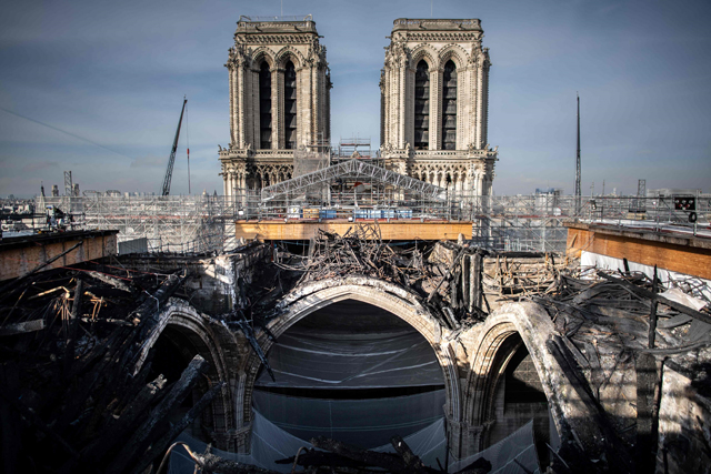 A photograph taken on November 24, 2020, in Paris shows the melted scaffolding on the roof of Notre-Dame cathedral during reconstruction works (AFP photo)