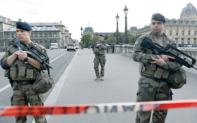 French soldiers stand guard near the police headquarters in Paris on October 3, after four officers were killed in a stabbing attack (AFP photo)
