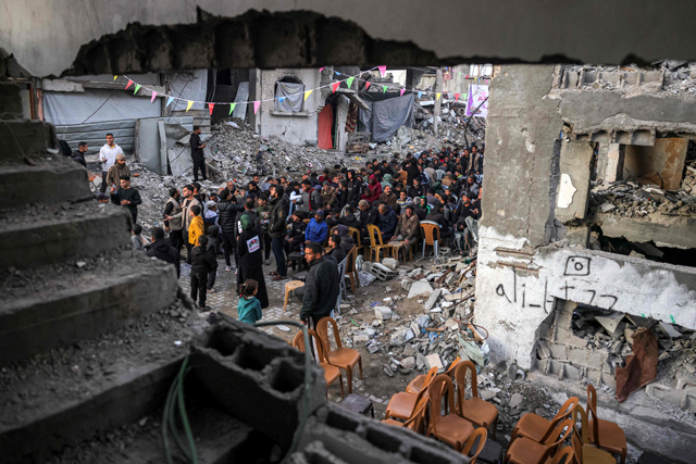 People gather for the iftar, or fast-breaking meal, on the first day of the Muslim holy fasting month of Ramadan in Jabalia in the northern Gaza Strip on March 1, 2025 (AFP photo)