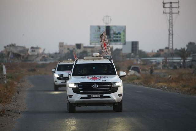 International Red Cross (ICRC) vehicles drive in Deir el-Balah as they transport US-Israeli hostage Edan Alexander on May 12, 2025, after being handed over by Al Qassam Brigades (AFP photo)