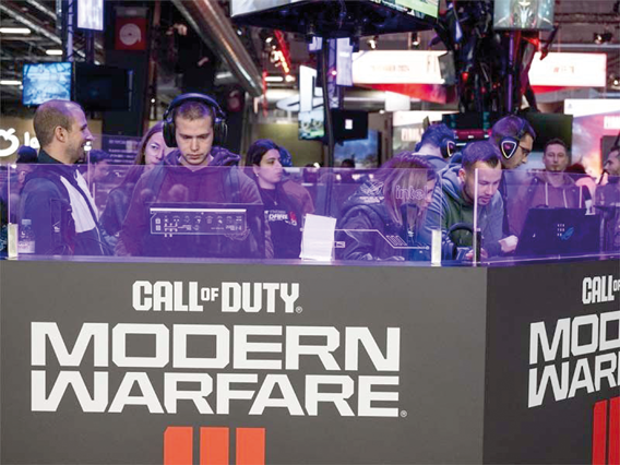 Visitors play the ‘Call of Duty: Modern Warfare’ shooter video game developed by Infinity Ward and published by Activision during the ‘Paris Games Week’ fair in Paris, on November 1 (AFP photo)