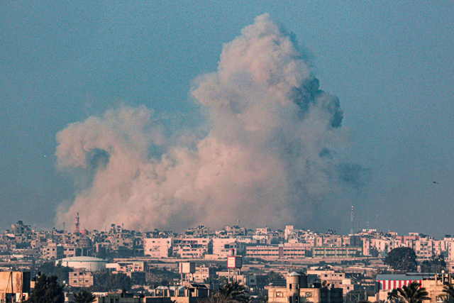 Smoke billows following Israeli bombardment in Rafah in the southern Gaza Strip on Sunday (AFP photo)