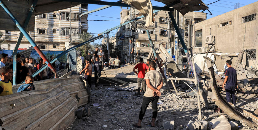 Palestinian children pose for a picture in Khan Yunis, on the southern Gaza Strip on Saturday, amid the ongoing Israeli military offensive against the Palestinian territory (AFP photo)