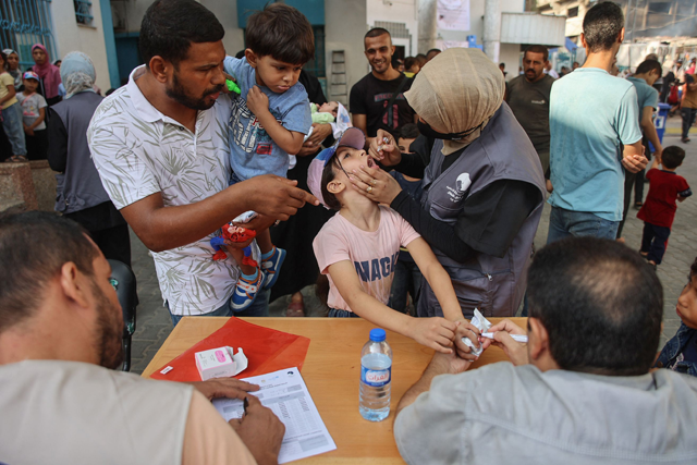 Palestinian medics administer polio vaccines to children at the al-Daraj neighborhood clinic in Gaza City on Tuesday, amid the ongoing war between Israel and the Palestinian Hamas movement (AFP photo)