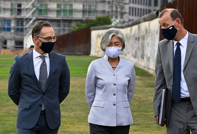 Director of the Berlin Wall Foundation Axel Klausmeier (right) gives a guided tour to German Foreign Minister Heiko Maas (left) and South Korean Foreign Minister Kang Kyung-wha  during their visit of the Berlin Wall Memorial Museum in Berlin on Monday (AFP photo)
