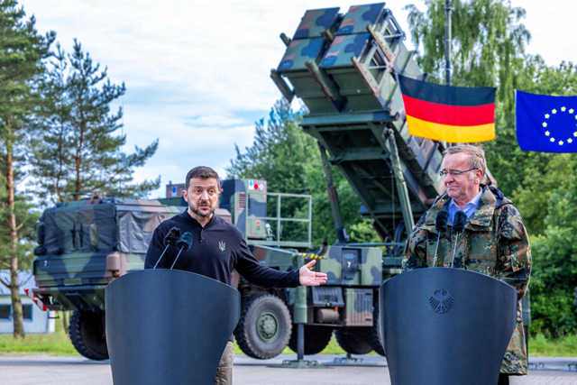 Ukrainian President Volodymyr Zelensky (left) and German Defence Minister Boris Pistorius  hold a press statement after a visit to a military training area in Mecklenburg-Vorpommern, north-eastern Germany, on Tuesday (AFP photo)