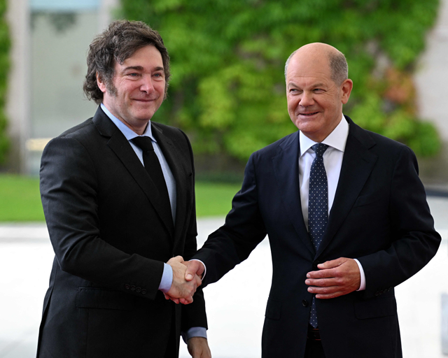 German Chancellor Olaf Scholz (right) welcomes Argentina’s President Javier Milei for a meeting at the Chancellery in Berlin, Germany on Sunday  (AFP photo)