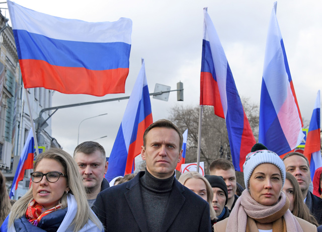 In this file photo taken on February 29 Russian opposition leader Alexei Navalny (centre), and other demonstrators take part in a march in memory of murdered Kremlin critic Boris Nemtsov in downtown Moscow  (AFP photo)