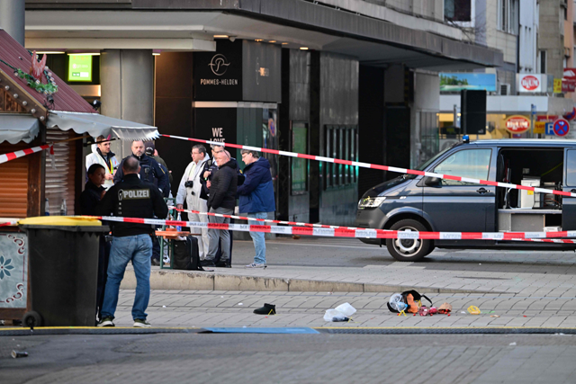 Police investigators work at the scene of car ramming attack in Mannheim, southwestern Germany on March 3, 2025 (AFP photo)
