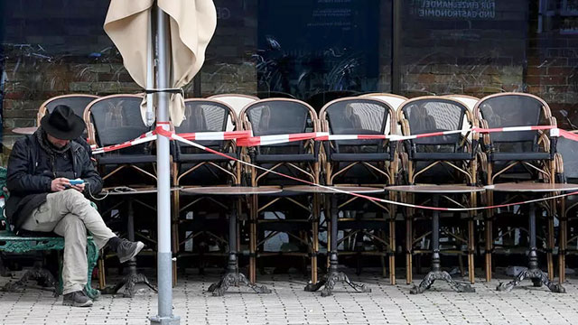 A shut cafe in Munich, Germany. Countries are relying on vaccines to tame the pandemic, but some Germans have shunned the AstraZeneca jab after confusion over guidance for administering it (AFP photo)