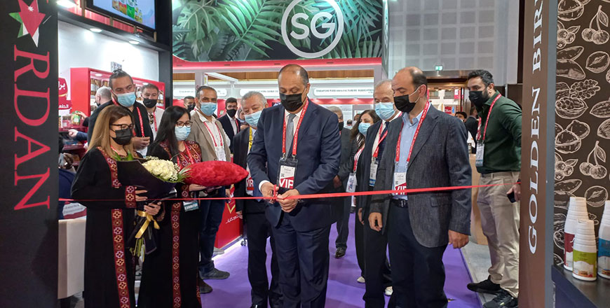 Jordan’s Ambassador to the UAE Nassar Habashneh inaugurates the Kingdom’s pavilion in the 2022 Gulfood exhibition in Dubai on Monday (Petra photo)