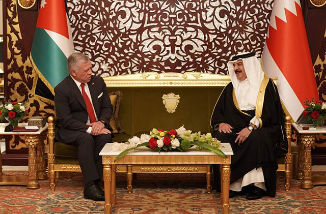 His Majesty King Abdullah meets with Bahrain King Hamad Bin Isa Al Khalifa at the Sakhir Palace on Monday (Photo courtesy of Royal Court) 