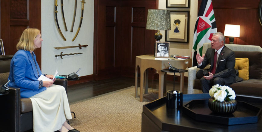 His Majesty King Abdullah receives Norwegian Foreign Minister Anniken Huitfeldt at Al Husseiniya Palace on Monday (Photo courtesy of Royal Court)