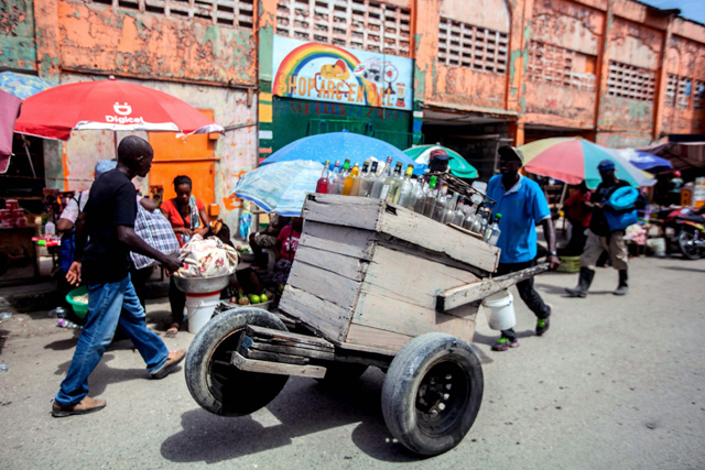 Peope walk down a street after the August 14 earthquake in Les Cayes, Haiti, on Monday (AFP photo)