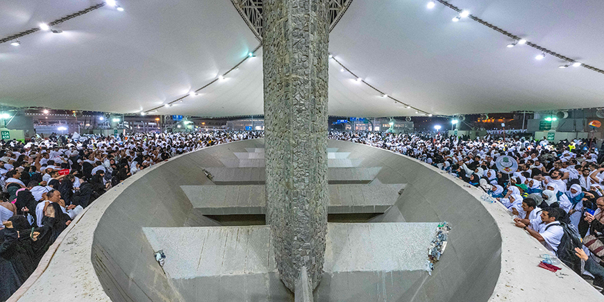 This handout photo provided by the Saudi Press Agency SPA on Wednesday shows Muslim pilgrims performing the symbolic stoning of the devil ritual, as part of the Hajj pilgrimage in Mina near Saudi Arabia's holy city of Mecca (AFP photo)