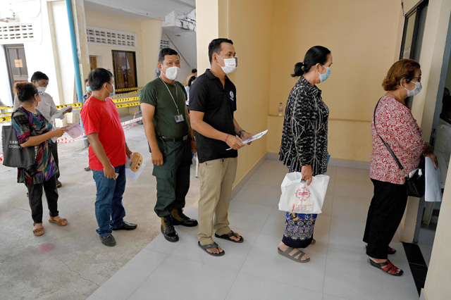 People line up as they wait to receive the Sinopharm and AstraZeneca vaccines against the COVID-19 coronavirus at a hospital in Phnom Penh, on Monday (AFP photo)