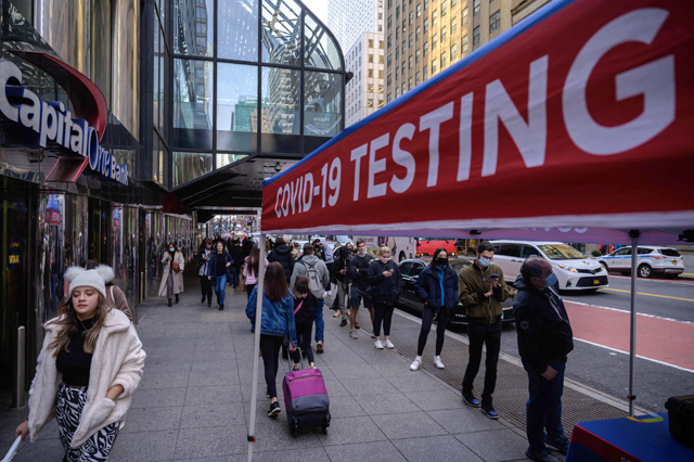 People queue to be tested for COVID-19 at a street-side testing booth in New York on Friday (AFP photo)