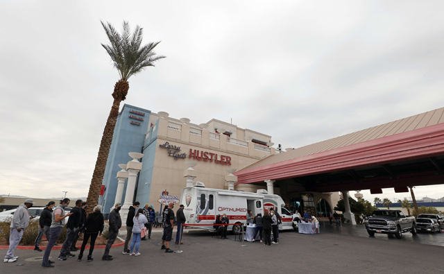 People line up at a pop-up COVID-19 vaccination clinic at Larry Flynt's Hustler Club on Tuesday in Las Vegas, Nevada (AFP photo)