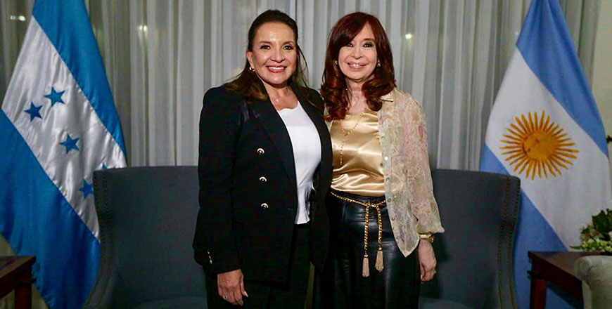 This handout photo released by Xiomara Castro's Press office shows Honduran president-elect Xiomara Castro (left) and Argentina's Vice President Cristina Fernandez de Kirchner pose during a meeting in Tegucigalpa on Wednesday (AFP photo)