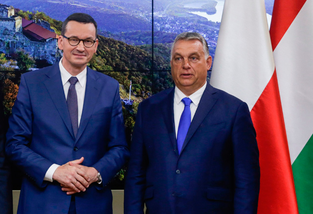 This photo taken on September 24 shows Polish Prime Minister Mateusz Morawiecki (left) and Hungarian Prime Minister Viktor Orban posing ahead of a press conference at the Polish Permanent representation in Brussels (AFP photo)