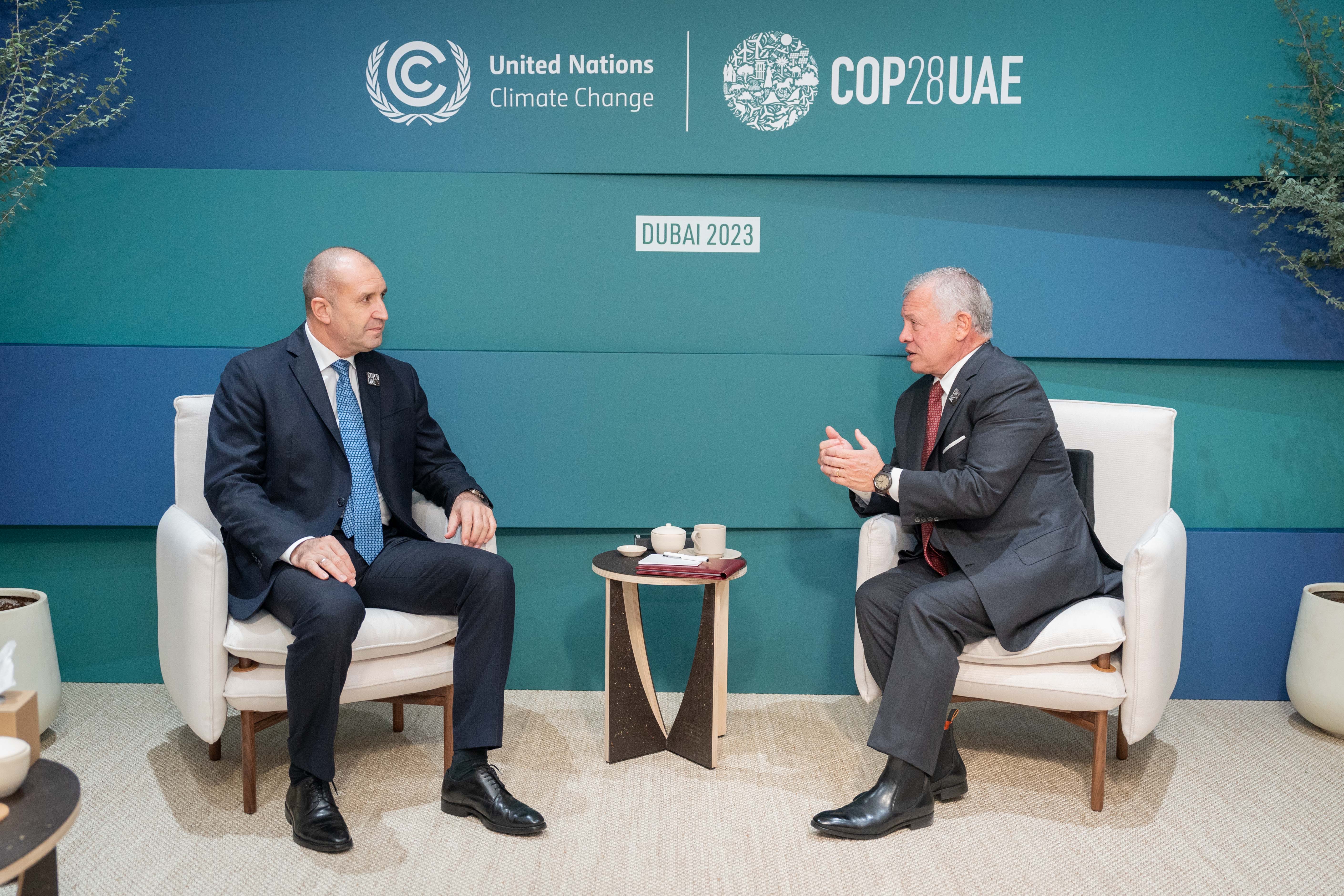 His Majesty King Abdullah discusses the deteriorating conditions in #Gaza with Bulgaria President Rumen Radev, and ways to stop the ongoing war there   (Photo courtesy of Royal Court)  