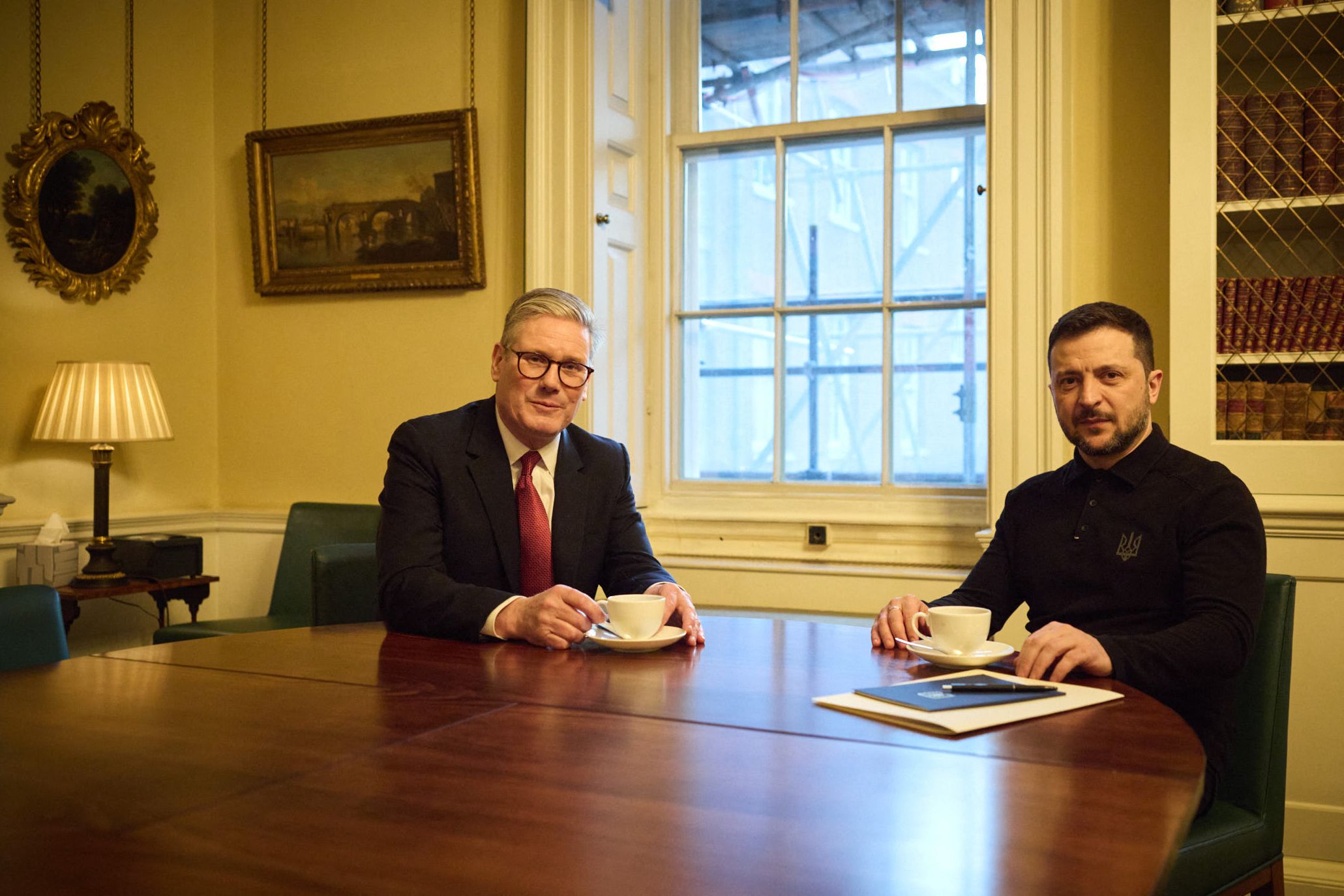 In this handout photograph taken and released by the Ukrainian Presidential Press Service on March 1, 2025, Ukraine's President Volodymyr Zelensky (R) and Britain's Prime Minister Keir Starmer (L) pose for a photo during their talks in London (AFP photo)