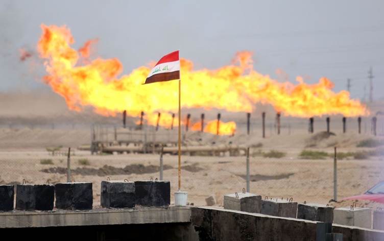 An Iraq flag close to an oil refinery near Basra in southern Iraq (AFP photo)