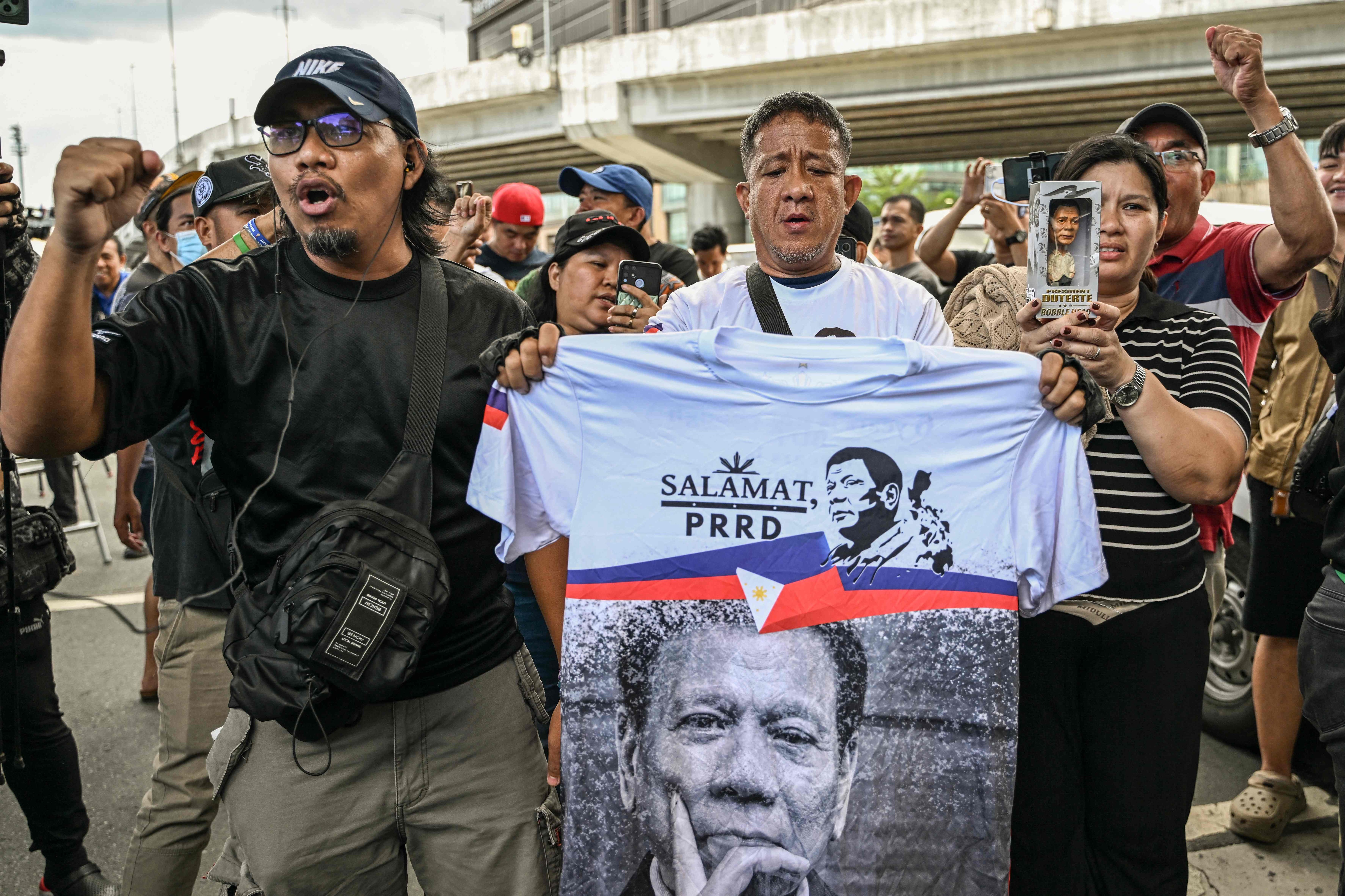 Supporters of former Philippines' president Rodrigo Duterte shout slogans as they gather outside the Villamor Air Base in Pasay, Metro Manila on March 11, 2025 (AFP photo)